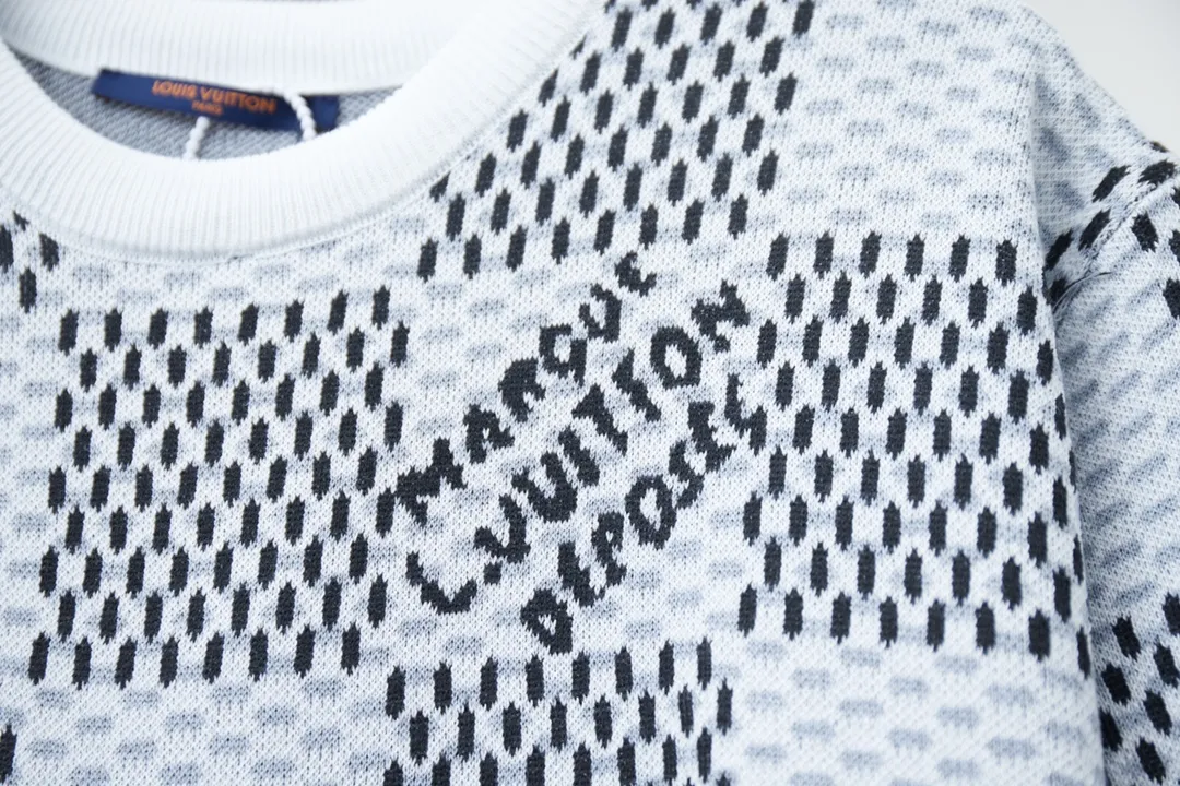 🅿️200 Louis LV 25ss spring and summer new style Checkerboard knitted short-sleeve Light luxury essential item for daily commuting for men and women Correct version Welcome to compare Detailed features · Made of high-viscosity cotton wool, with high count cotton added, dry and avoid stuffiness · Made of jacquard woven sheets imported from Germany, woven with Lv Monogram plaid intarsia, paired with knitting of the same style and color, presenting a unique three-dimensional texture · Double-needle sewing and cross-seam technology · Original main mark, washed tag, brand moisture-proof paper packaging Color: blue/grey Size: S/M/L/XL